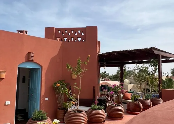 Cozy In El Kafr Downtown 2br & Roof * الغردقة